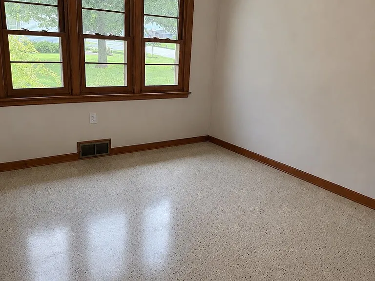 312 W Commerce St — Photo 11