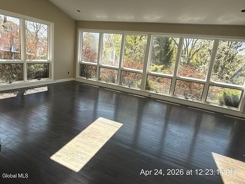 5th image of 125 Stewart Street
