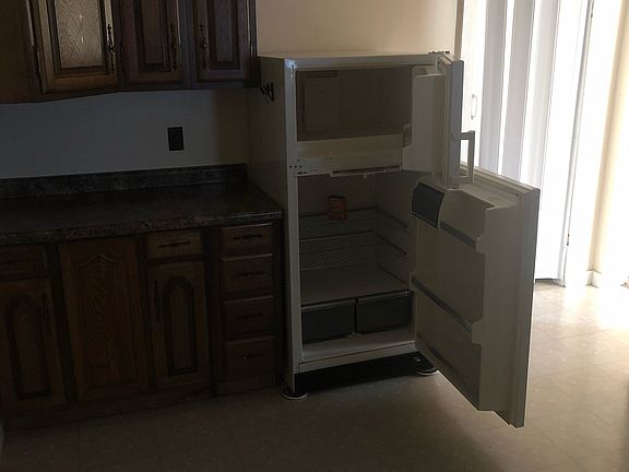 5th image of 301 W Grand Ave