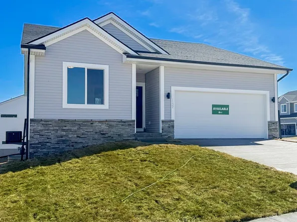 1132 Foxglove Rd, Pella, IA 50219