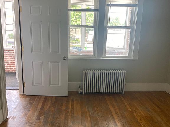 5th image of 68 Uxbridge St Floor 1