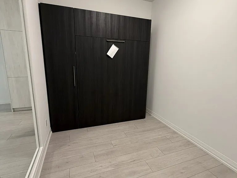 400 King St W #812 — Photo 4