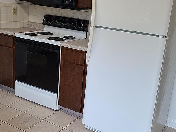 Kitchen w/appliances