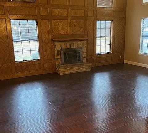2nd image of 2302 Oakcrest Dr