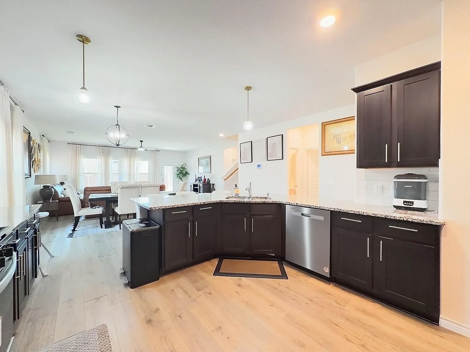 4 bed, 2705 sqft, $2,850 — Photo 4
