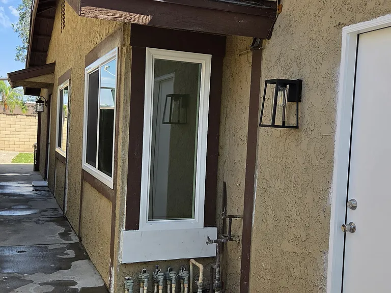 892 Robin Dr — Photo 2