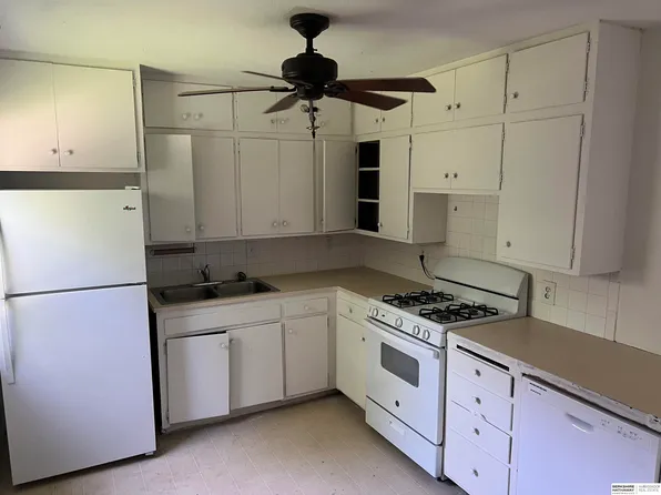 7524 Valley Rd, La Vista, NE 68128