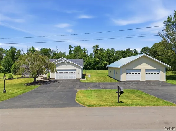 18 Regan Dr, Oswego, NY 13126