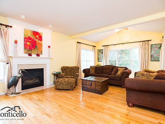 3rd image of 107 Stockbridge Ct