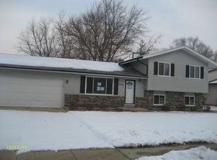 5010 Sandburg Dr, McHenry, IL 60050