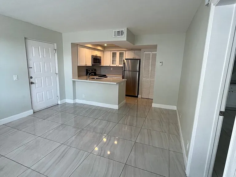 718 Executive Center Dr #23-7-23 — Photo 3