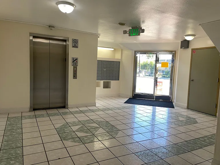 Tarzana Terrace Apartments — Photo 20