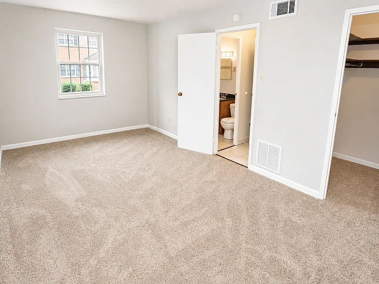 Hardwood 1-Bed With Bay Window