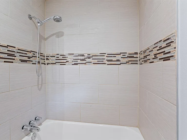 118 E Thornton Rd — Photo 18