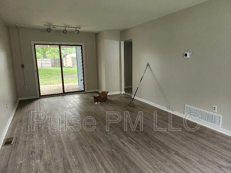 4 bed, 1.5 bath, 1800 sqft, $2,000 — Photo 3