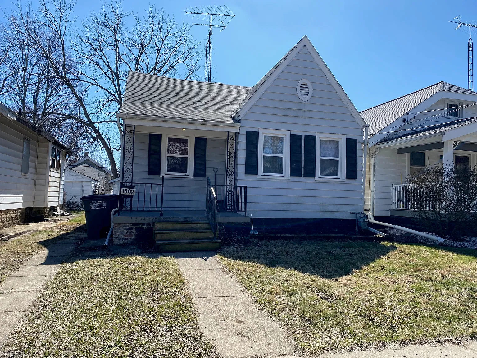 3 bed, 1056 sqft, $1,100 — Photo 1