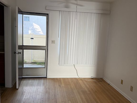 4th image of 918 W Huntington Dr APT J