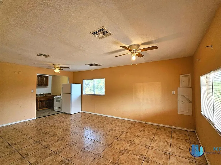 832 N Combee Rd — Photo 12