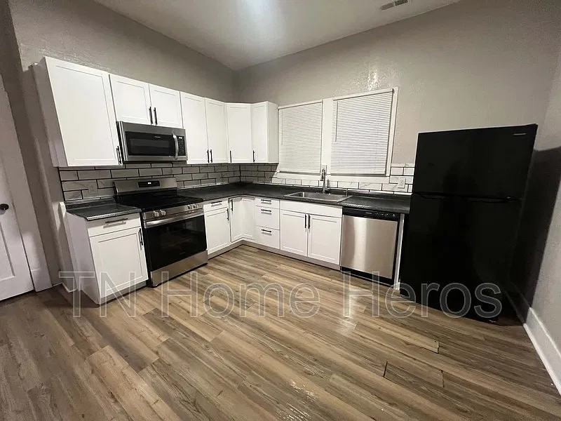 3 bed, 1.0 bath, 1204 sqft, $1,800 — Photo 1