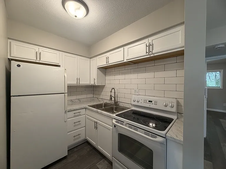 611 Ewing Ave #B — Photo 6