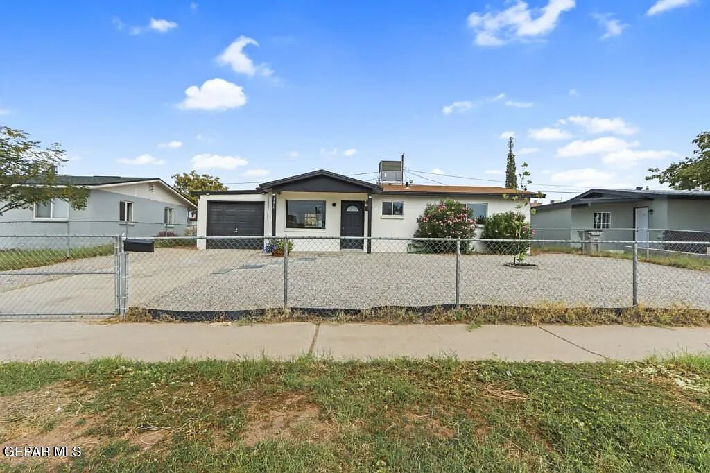 3 bed, 1.0 bath, 900 sqft, $1,400 — Photo 1