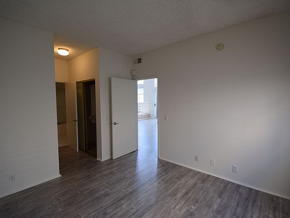4th image of 11315 Moorpark St APT 204