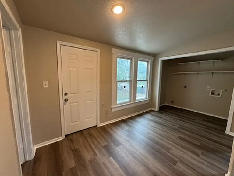 420 Clark Ave — Photo 8