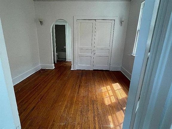 3rd image of 4233 Fontainebleau Dr