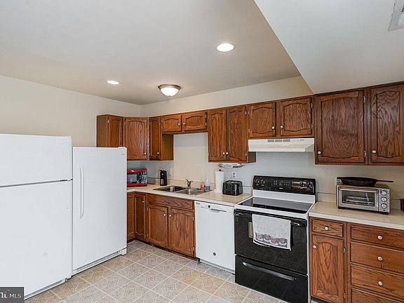 2nd image of 5211 Magnolia Pl
