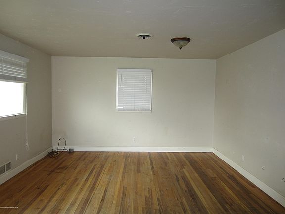 5th image of 819 Steele St