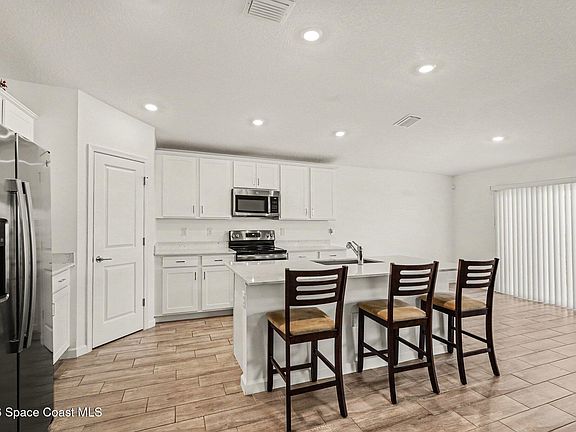 5th image of 906 Dockside Dr SW