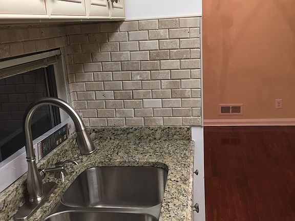  Bright eat-in kitchen