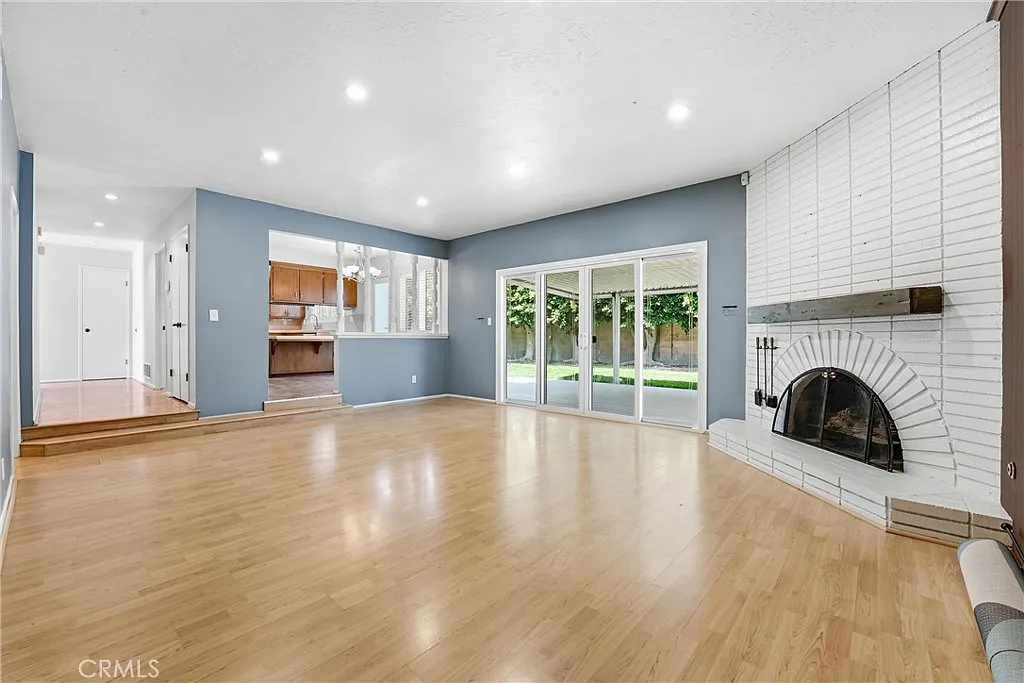 4 bed, 2.5 bath, 2521 sqft, $4,999 — Photo 2