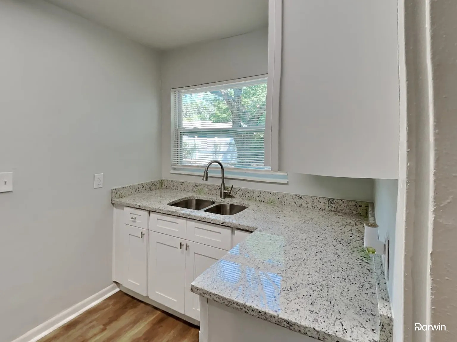 3 bed, 1.0 bath, 1004 sqft, $2,020 — Photo 3