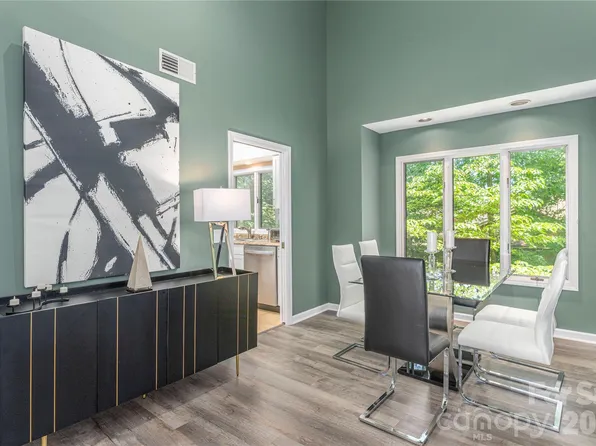 204 Live Oak Ln, Hendersonville, NC 28791