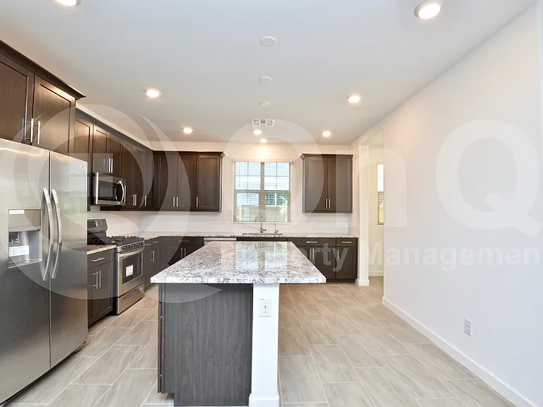 1078 E Sabino Dr — Photo 7