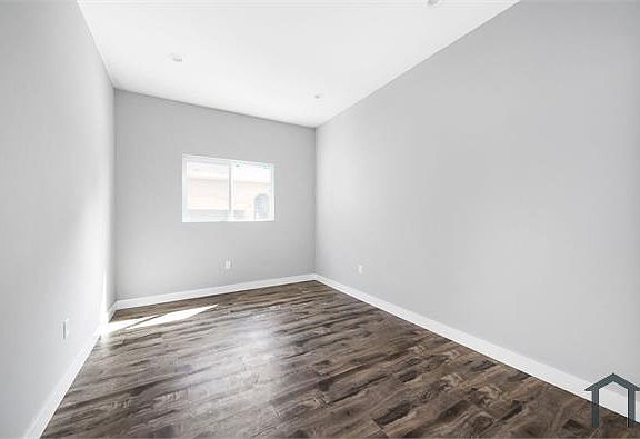 2nd image of 939 W 66th St #1