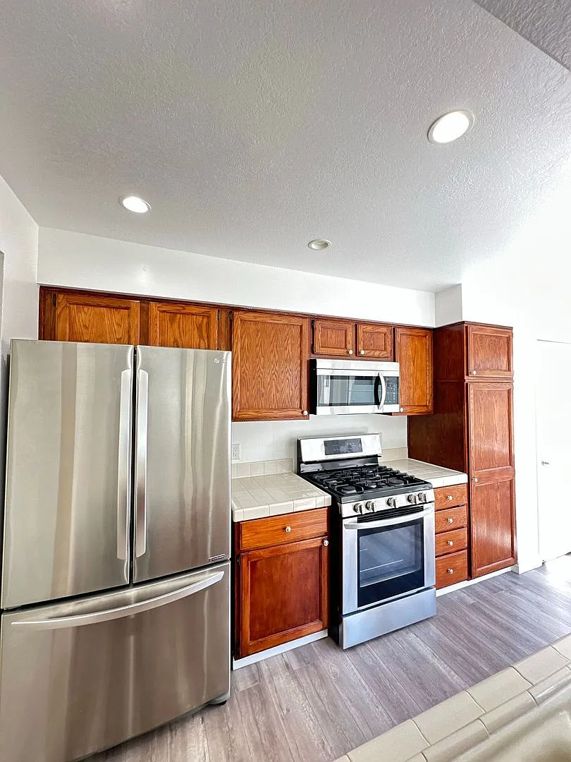 Sherman Oaks - Stunning 2 Bed Townhonme - Wood Floors - Central Heat/Air - 2 Car Garage! — Photo 1