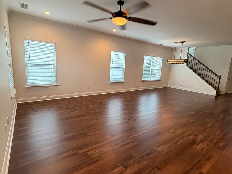 466 Carriage House Ln — Photo 6