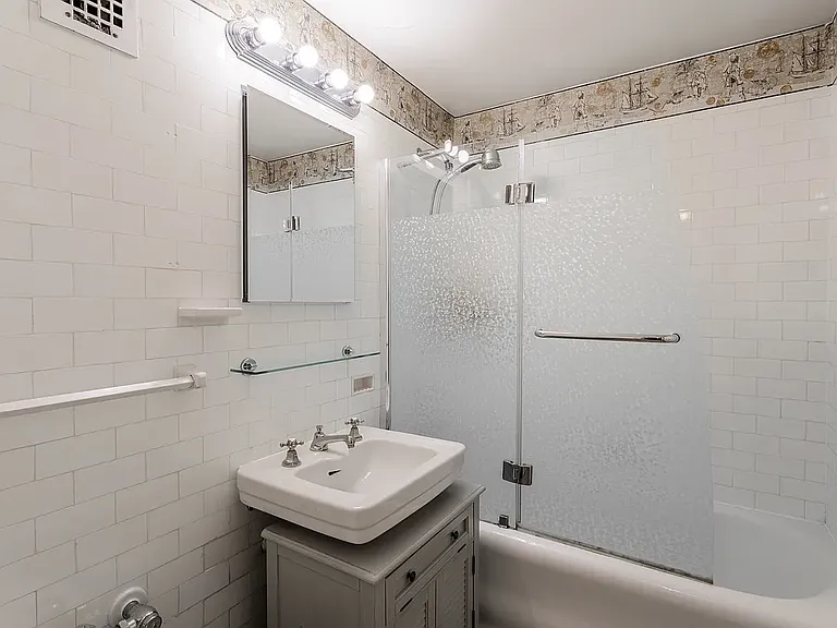 201 W 16th St #8G — Photo 7