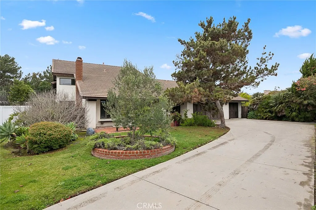 5 bed, 3.5 bath, 5272 sqft, $8,500 — Photo 3