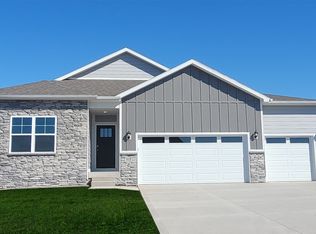 419 Creekview Ave, Polk City, IA 50226