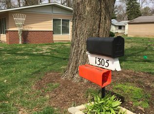 1305 Hollycrest Dr, Champaign, IL 61821