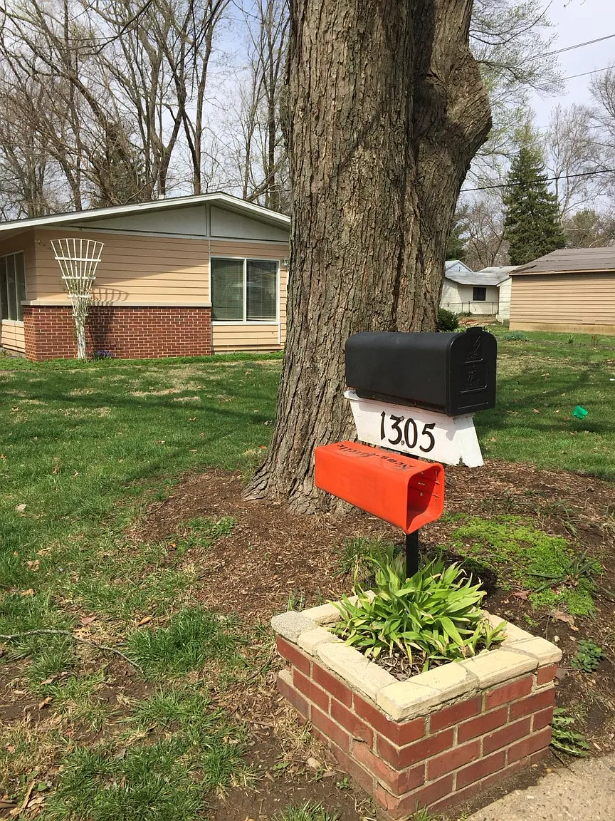 1305 Hollycrest Dr photo 1