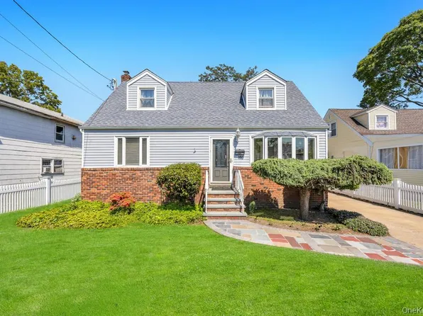 190 Sylvester Street, Westbury, NY 11590