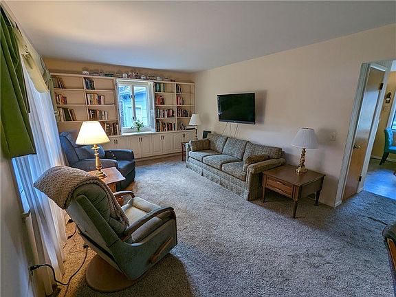 3rd image of 27 Hillcrest Dr