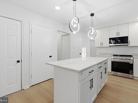 5th image of 402 Red Leaf Ct