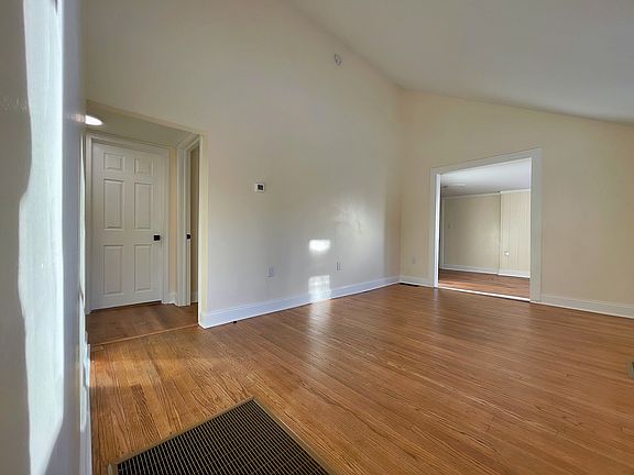 4th image of 310 Lower Creek Rd