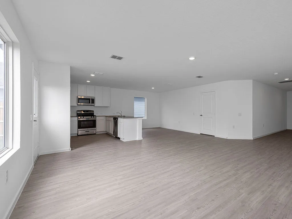 4 bed, 2.5 bath, 1952 sqft, $1,850 — Photo 4