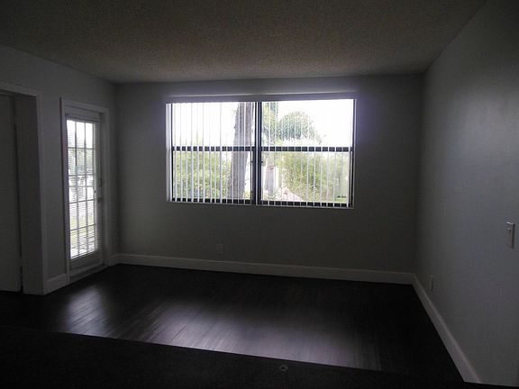 3rd image of 700 Executive Center Dr APT 28